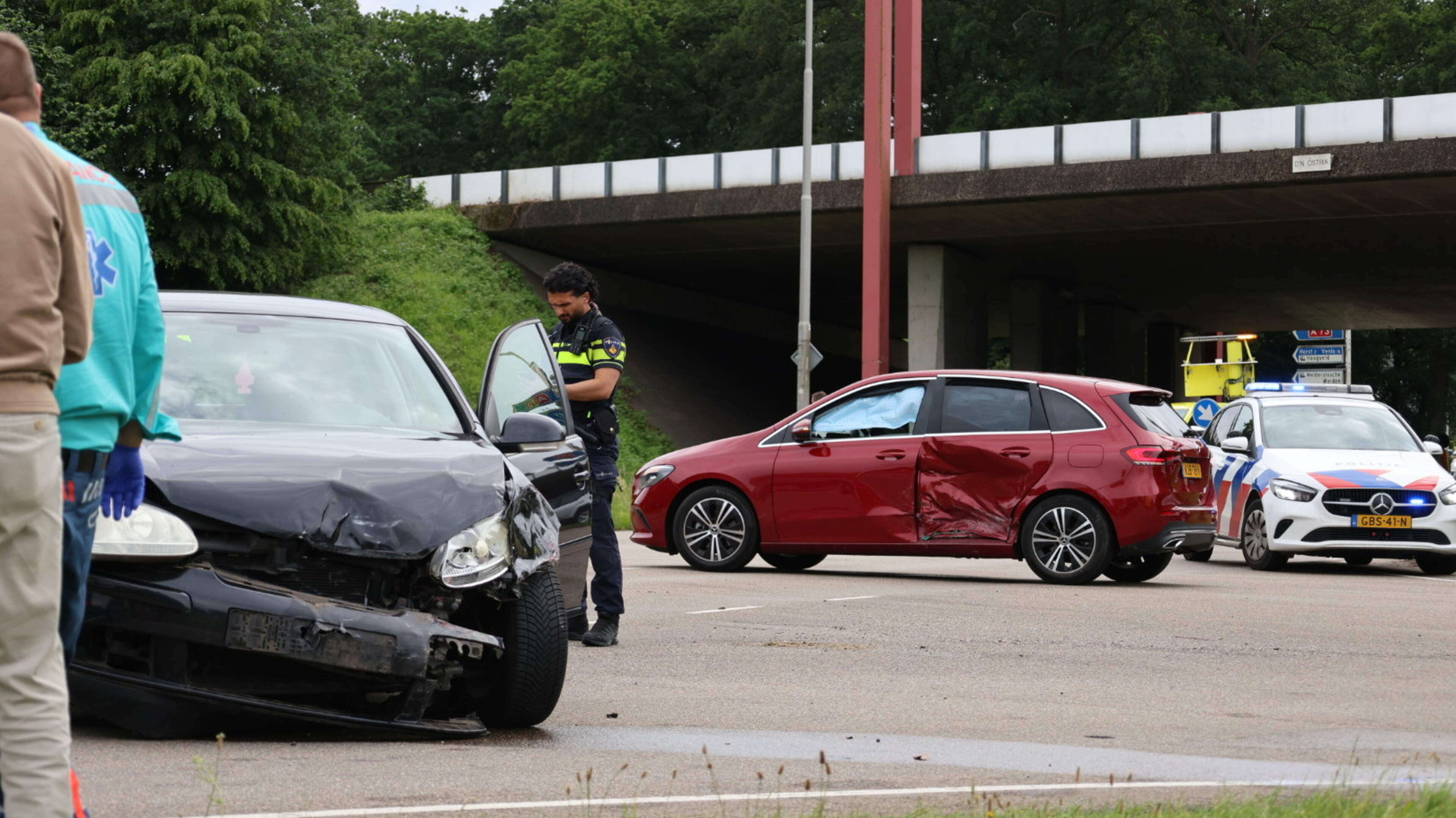 Twee auto’s botsen op kruising bij oprit A73 in Horst
